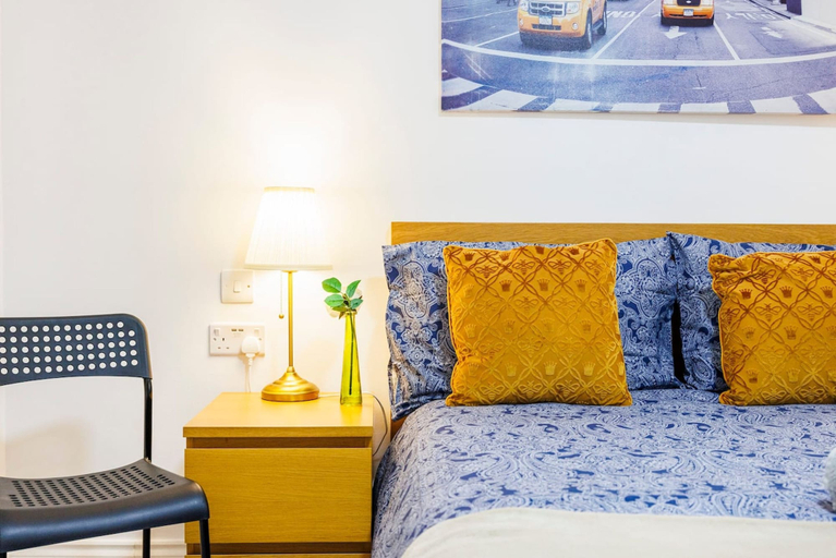 Room 5, 3 Bed 3 Bathroom Flat in Kensington A, London