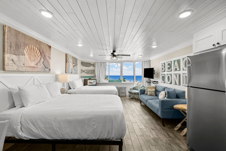 Room 1, Beachfront Studio Condo - Top of the Gulf 317, Bay