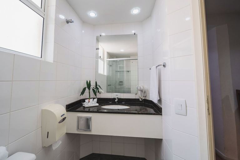 Bathroom 4, Hotel Dan Inn Curitiba Centro by Nacional Inn, Curitiba