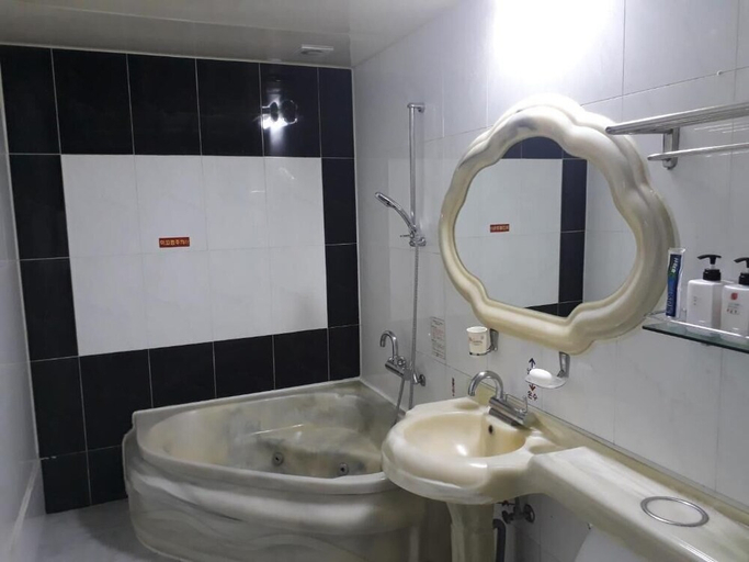 Bathroom 3, Diamond Motel, Sacheon