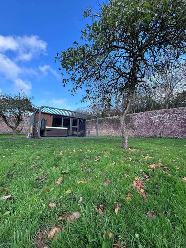 Room 4, Glamping Pod With Hot Tub in Orchard, Pembrokeshire