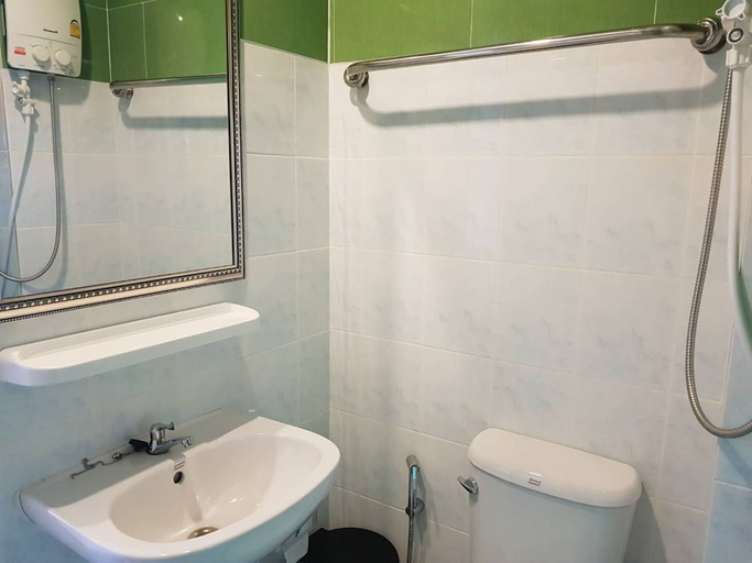 Bathroom 4, Blue Bed Pattaya SHA by Zuzu, Pattaya