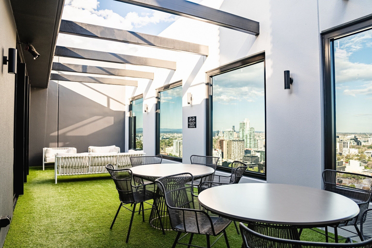 Balcony 3, Stylish Southbank 1-bedroom With Pool and Gym, Melbourne