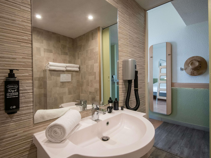 Bathroom 5, ibis budget Menton, Alpes-Maritimes