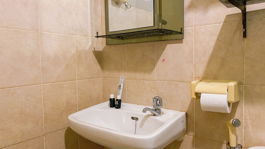 Bathroom 2, Spacious And Homey 3Br At Green Bay Pluit Apartment, North Jakarta