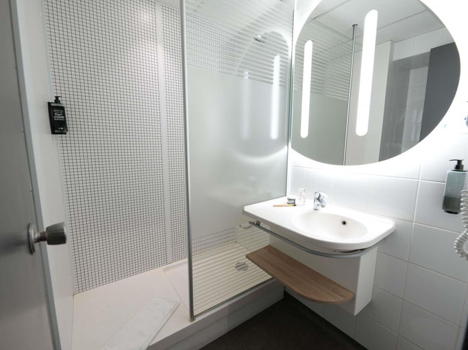 Bathroom 5, ibis budget Marseille Vieux Port, Bouches-du-Rhône
