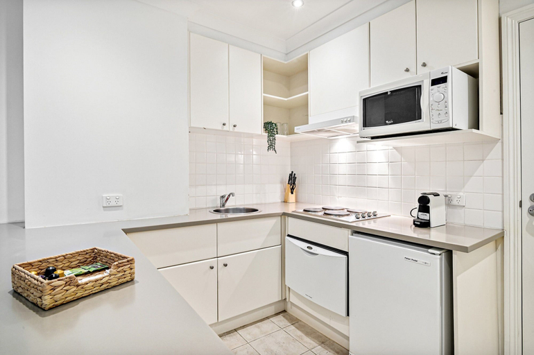 Private kitchen, 1-bed Stay in Melbourne's Heart, Melbourne