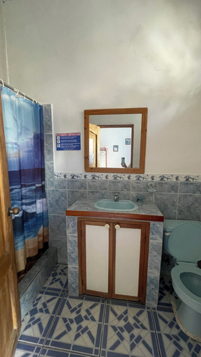 Bathroom 3, PENGUIN HOSTEL, Santa Cruz