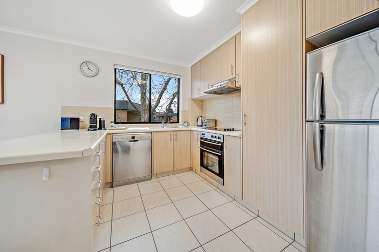 Private kitchen 2, 2-bed With Pool, Bbq, Tennis Court & Parking, Canberra