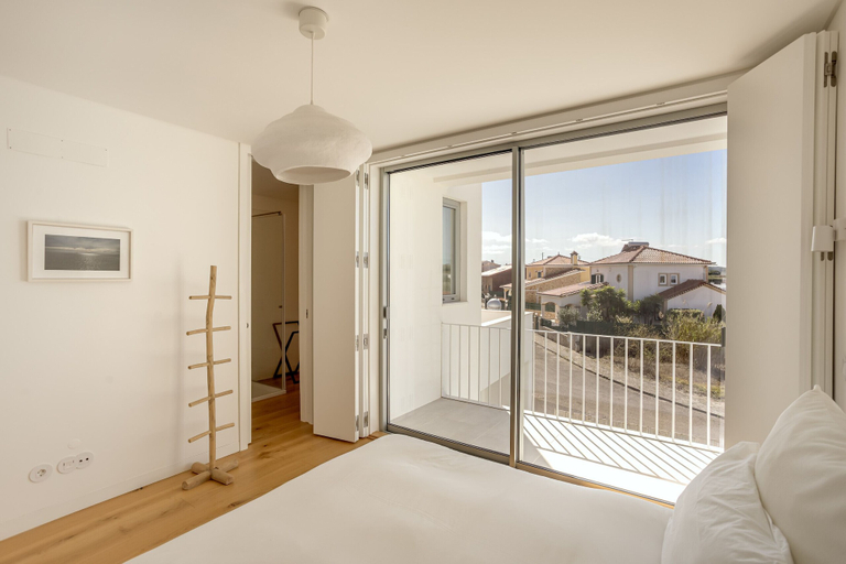 Room 4, Ericeira Modern Bright With Pool by Homing, Mafra