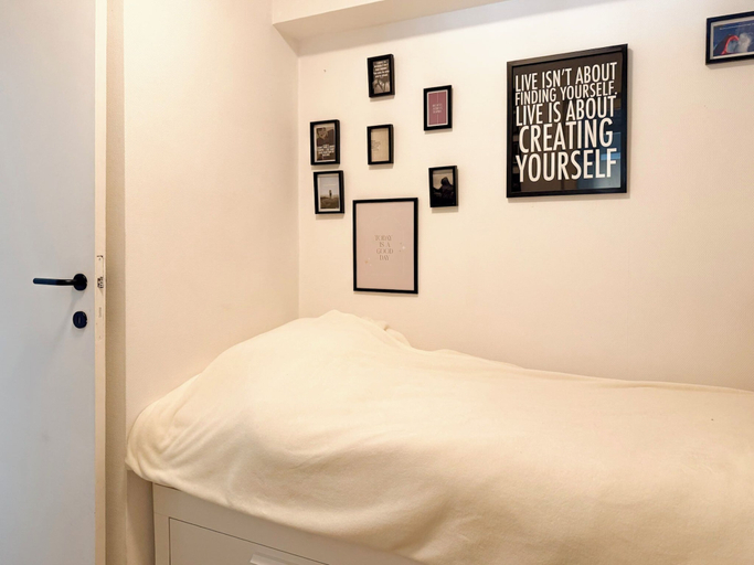 Room 2, Centrally Located Apartment in Hasselt, Limburg