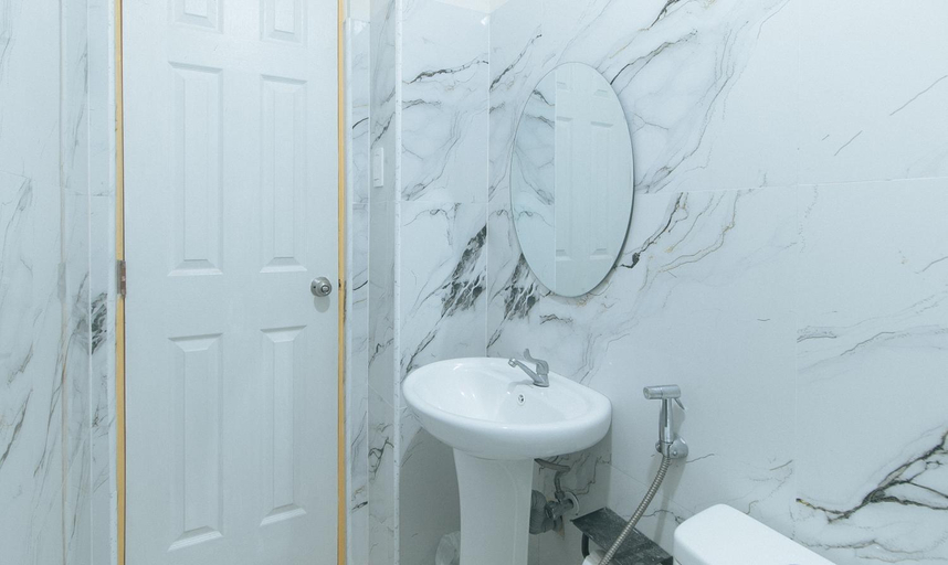Bathroom 3, RedDoorz @ Yssa Ademar near Robinsons Jaro, Iloilo City