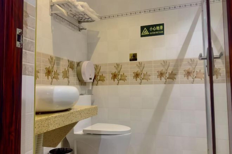 Bathroom 3, Q+ Nanxiong Xinhewan Business Hotel, Shaoguan