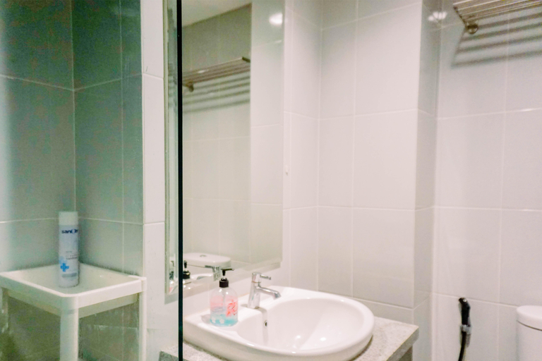Bathroom 5, Best Homey and Modern 1BR at Casa De Parco Apartment By Travelio, Tangerang