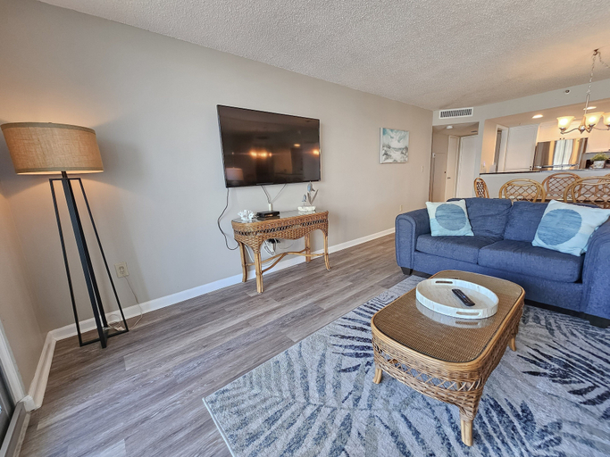Living area 2, 507 South Hampton 2 Bedroom Condo, Horry
