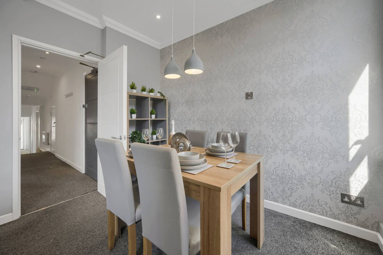 Room 2, Spacious Cardiff Central Fast Wifi Netflix, Cardiff