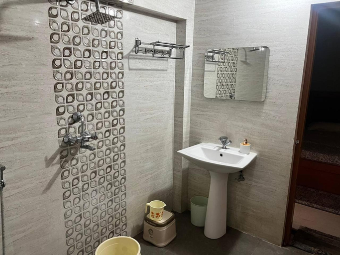 Bathroom 3, Madhuraj Villa, Varanasi