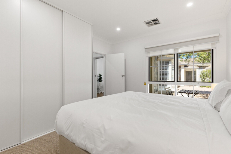 Room 4, Stylish 3-bed House Close to Attractions, Adelaide