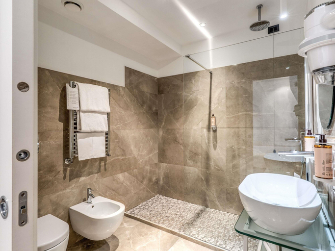 Bathroom 5, Mercure Roma Centro Termini, Rome