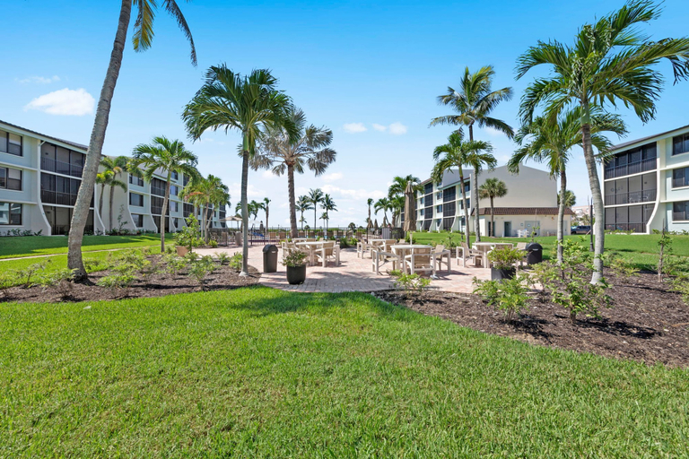 Garden, Loggerhead Cay 443 Pet Friendly on the Beach, Lee