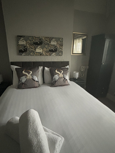 Bedroom 2, The Horseshoe and Castle, Medway