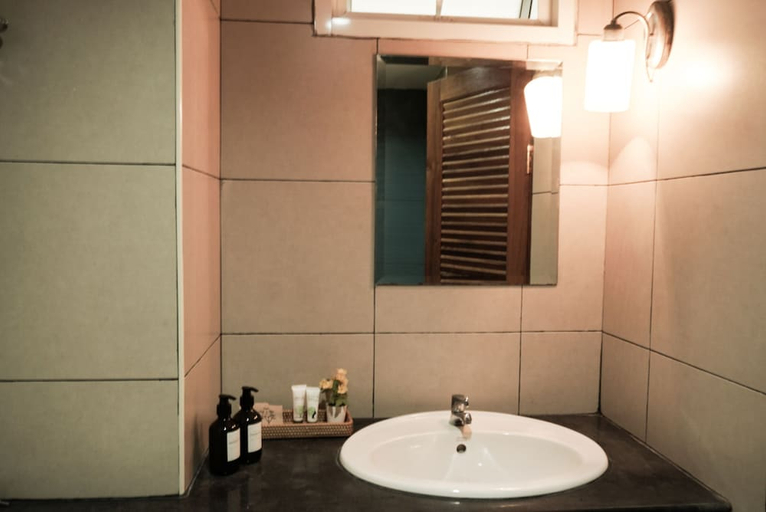 Bathroom 4, One Deves, Phra Nakhon