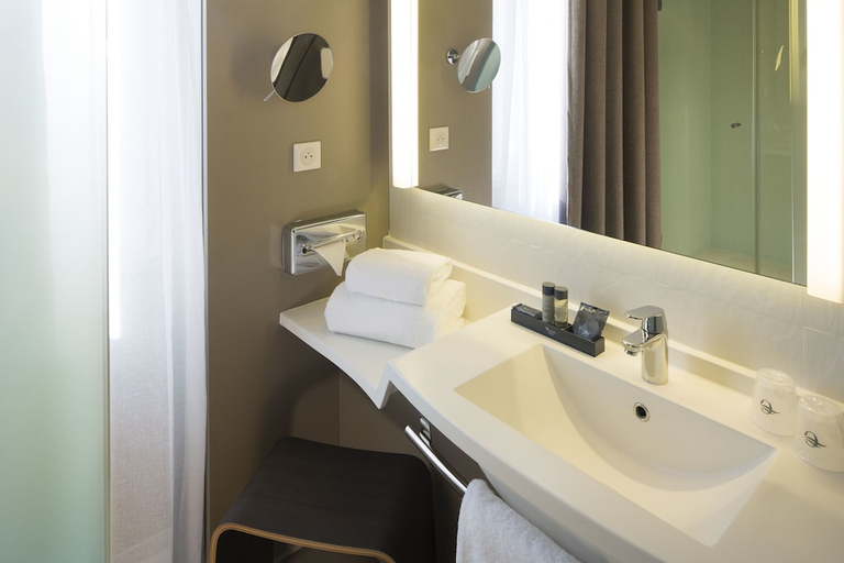 Bathroom 3, Hotel Oceania Le Jura, Côte-d'Or