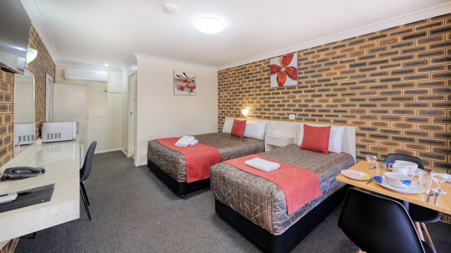 Bedroom 2, Top Of The Town Motel, Inverell - Pt B
