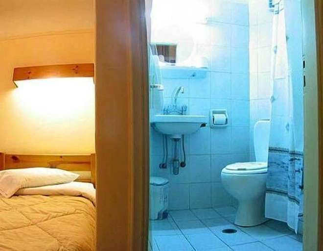 Bathroom 3, Alma, Attica