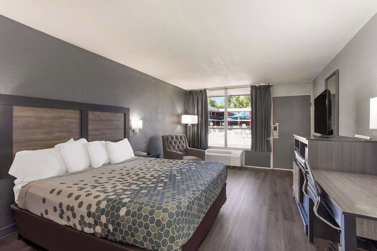 Bedroom 3, Econo Lodge Cave City, Barren