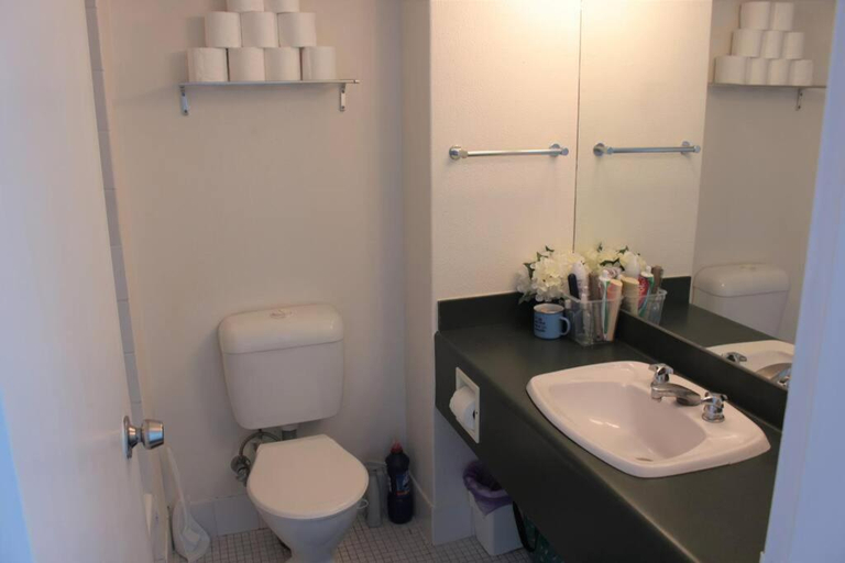 Bathroom 4, Aquarius On The Beach, North Ward-Castle Hill