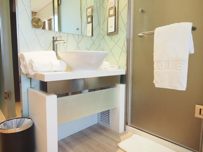 Bathroom 4, M1 Hotel, Kowloon