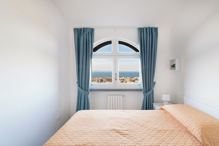 Room 5, Sea View Rooftop Apartment With Jacuzzi & Garden, Napoli