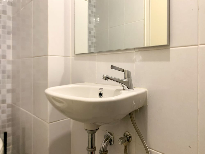 Bathroom 4, Minimalist And Nice Studio At Tokyo Riverside Pik 2 Apartment, Tangerang