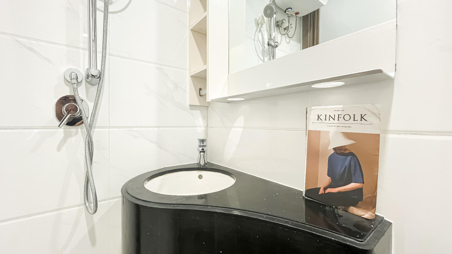 Bathroom 3, Warm Tone Studio Look at Sky House BSD By Travelio, Tangerang Selatan