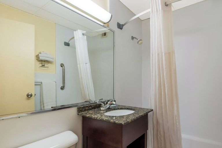 Bathroom 4, Knights Inn Philadelphia, Philadelphia