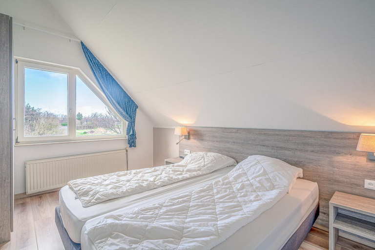 Room 3, Charming Villa Situated on the Water, Texel