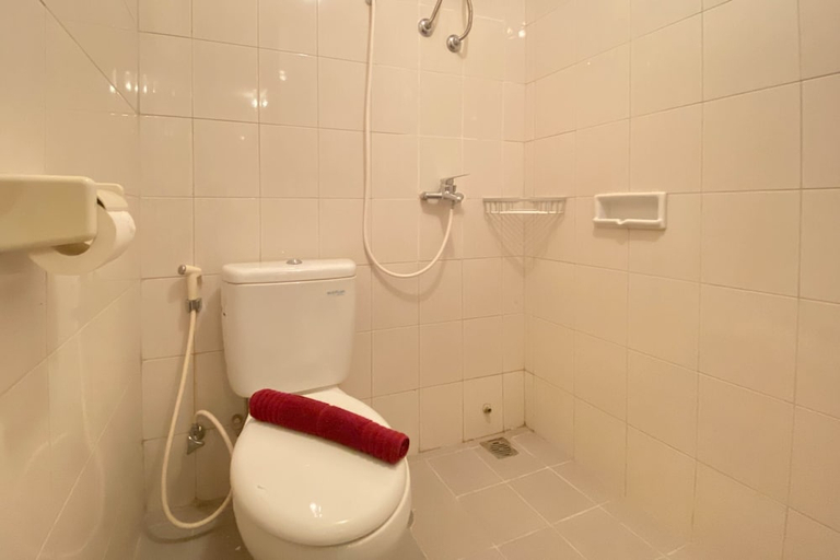 Bathroom 2, Best And Homey Studio At Signature Park Grande Apartment, Jakarta Timur