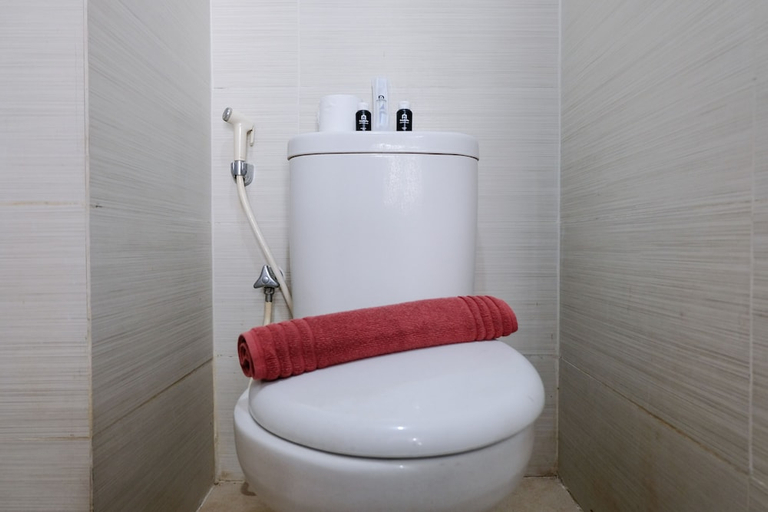 Bathroom 4, Good Choice Studio At Gateway Pasteur Apartment, Bandung