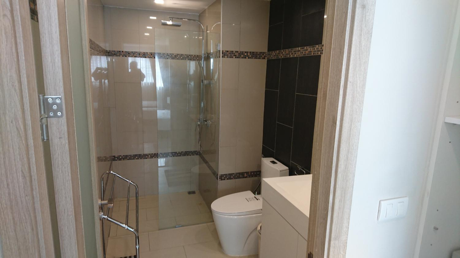 Bathroom 5, Water Park Condominium by Monica, Pattaya