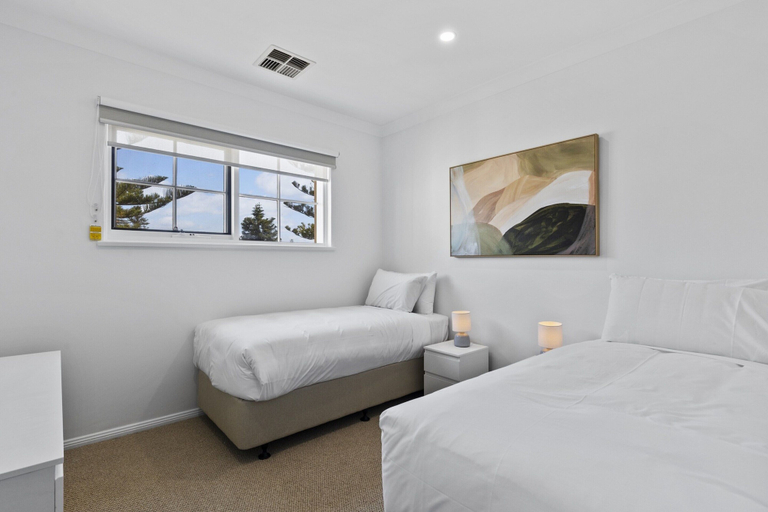 Room 3, Beachside 3-bed Retreat With BBQ & Garage, Adelaide