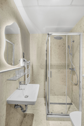 Bathroom 4, Hotel Allora, Budapesti