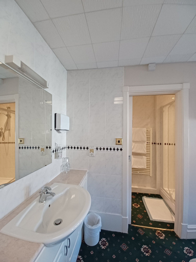 Bathroom 4, Hunters Lodge, Southampton