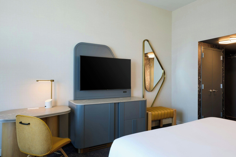 Bedroom 3, Renaissance Schaumburg Convention Center Hotel, Cook