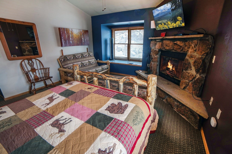 Room 5, Lazy R Cottages: 18 1 Bedroom Cabin, Larimer