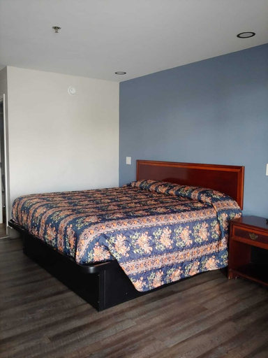 Bedroom 5, Budgetel Inn & Suites, DeKalb