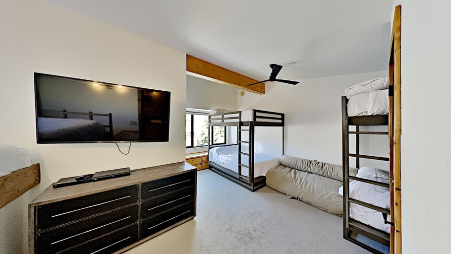 Room 4, Beautifully remodeled 3 Bedroom Condo, Mono