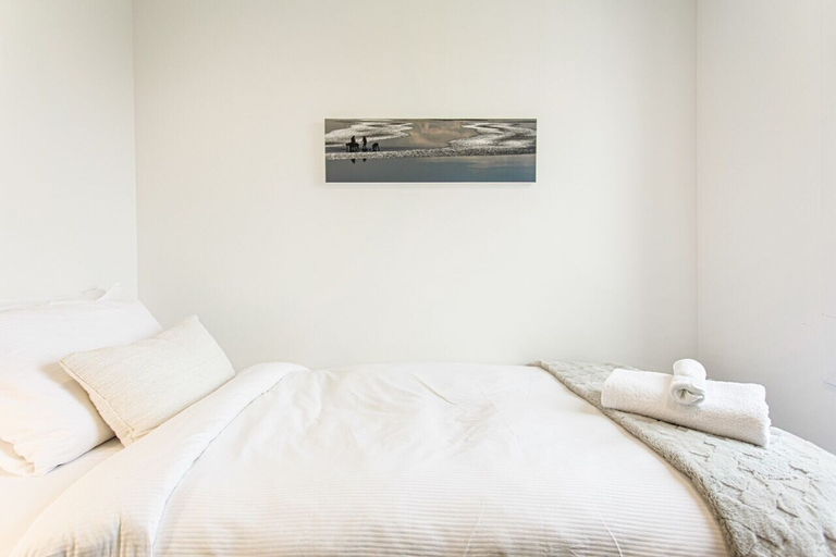 Room 2, Modern 2BR in CBD - Zodiak Stays, Waitakere