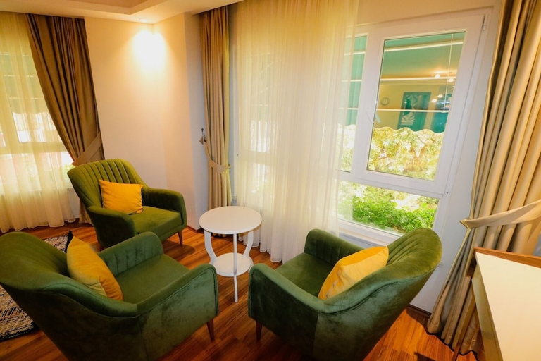 Others 5, Grand Luxury, Merkez