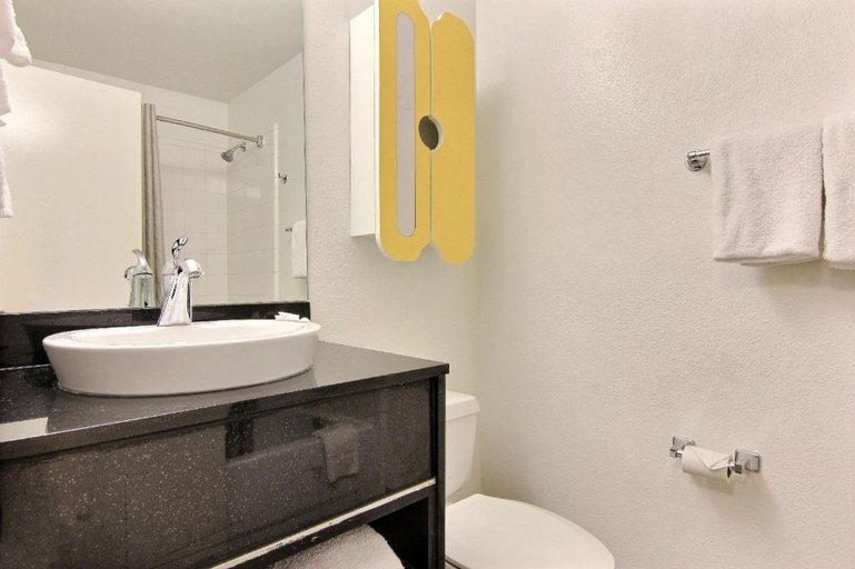 Bathroom 3, Studio6 Austin TX Northwest, Travis